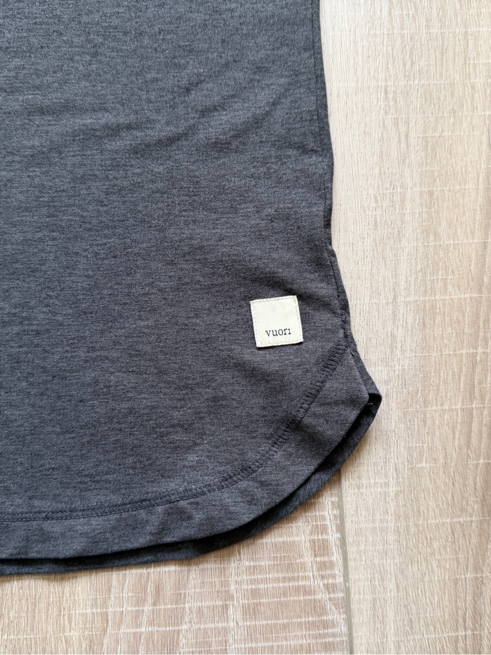 Vuori Women's Short Raw Cut Sleeve Pocket Tee Sz S Charcoal Black Workout Gym - Picture 3 of 7